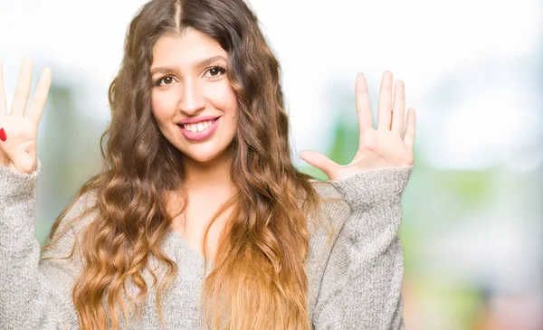 Joven Hermosa Mujer Con Vestido Invierno Mostrando Señalando Hacia Arriba —  Fotos de Stock