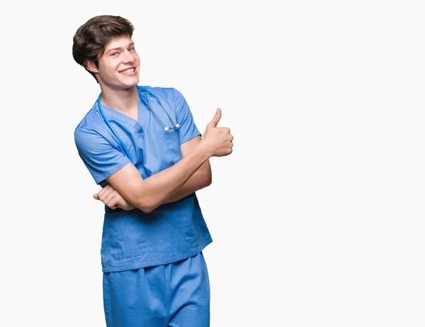 Giovane Medico Indossa Uniforme Medica Sfondo Isolato Guardando Orgoglioso Sorridente — Foto Stock