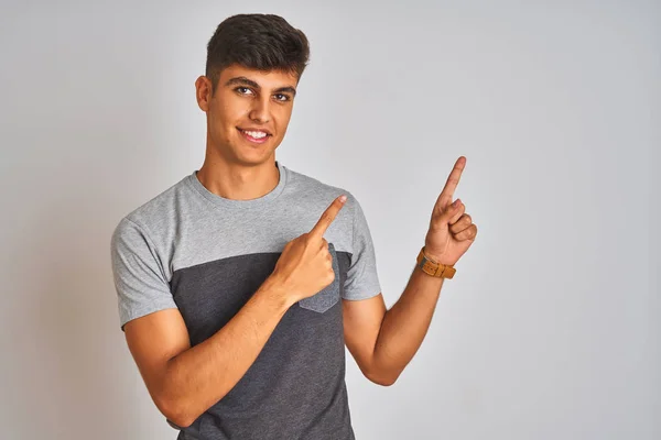 Homem Indiano Jovem Vestindo Camiseta Casual Sobre Fundo Branco Isolado — Fotografia de Stock