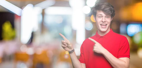 Homem Bonito Jovem Vestindo Camiseta Vermelha Sobre Fundo Isolado Sorrindo — Fotografia de Stock