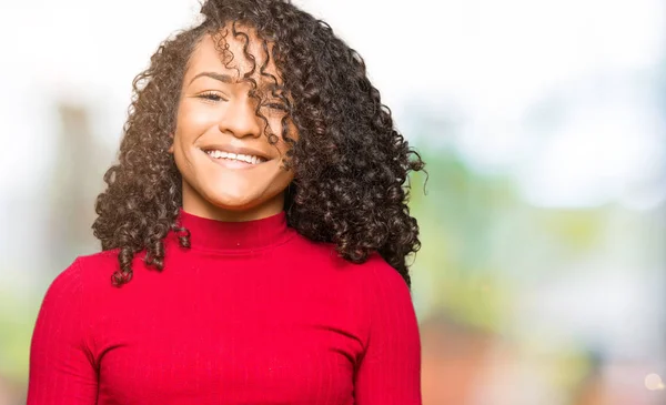 Joven Mujer Hermosa Con Pelo Rizado Con Una Sonrisa Feliz —  Fotos de Stock