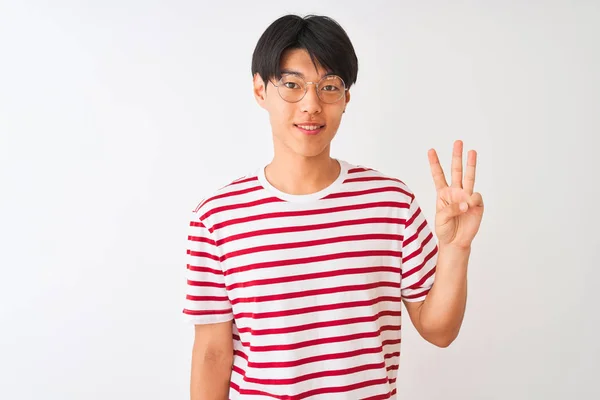 Joven Hombre Chino Con Gafas Camiseta Rayas Pie Sobre Fondo — Foto de Stock