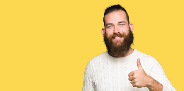 Joven Hombre Hipster Con Suéter Invierno Haciendo Gesto Feliz Pulgares — Foto de Stock