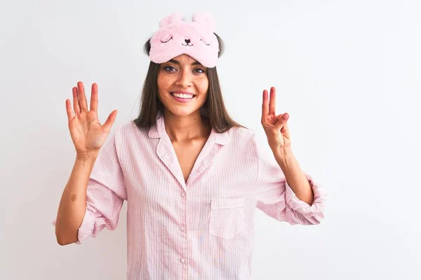 Jovem Mulher Bonita Usando Máscara Sono Pijama Sobre Fundo Branco — Fotografia de Stock