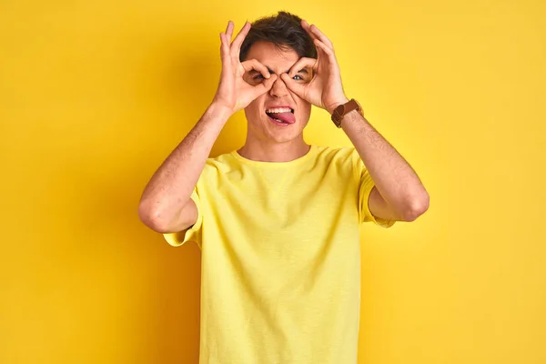 Ένα Έφηβο Αγόρι Που Φοράει Κίτρινο Μπλουζάκι Πάνω Από Απομονωμένο — Φωτογραφία Αρχείου