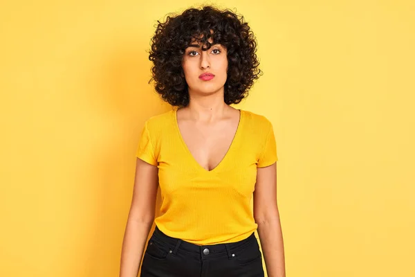 Młoda Arabka Kręconymi Włosami Nosząca Koszulkę Stojącą Nad Odizolowanym Żółtym — Zdjęcie stockowe