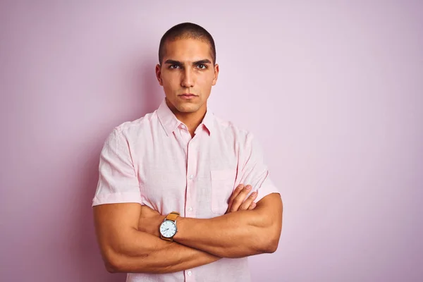 Joven Hombre Guapo Con Camisa Elegante Sobre Fondo Rosa Aislado —  Fotos de Stock