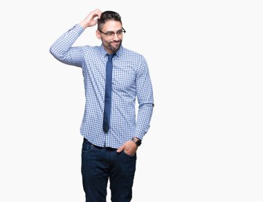 Genç iş adamı gözlük izole arka plan üzerinde yanıltır ve soru hakkında merak ediyorum. Şüphe, kafasına el ile düşünme ile belirsiz. Dalgın kavramı.