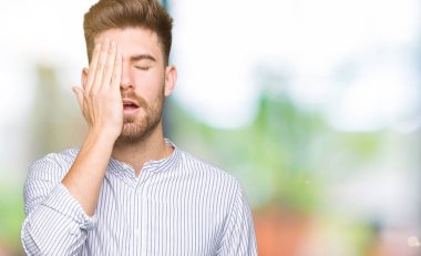 Genç yakışıklı adam esnemekten yoruldu. Yarı yüz, göz ve ağız kısmını eliyle kapattı. Yüzüm acıyor..