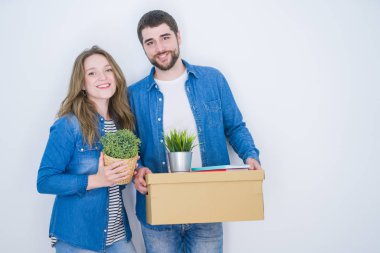 Genç güzel çift mo için çok mutlu karton kutular tutan