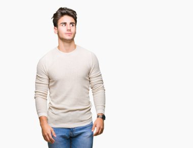 Yakışıklı delikanlı görünümlü yan ve dik dik bakma uzağa düşünce gülümseyen izole arka plan üzerinde.