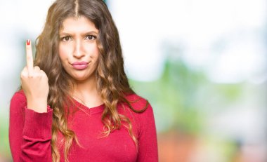 Kırmızı kazaklı gösteren orta parmak, kaba ve kaba lanet ifade kapalı giyen genç güzel kadın