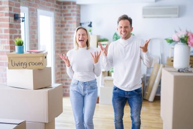 Karton kutuların etrafında genç ve güzel bir çift kollarını kaldırmış ve gözleri kapalı heyecanla haykırarak başarının çılgınlığını kutluyor. Kazanan konsept