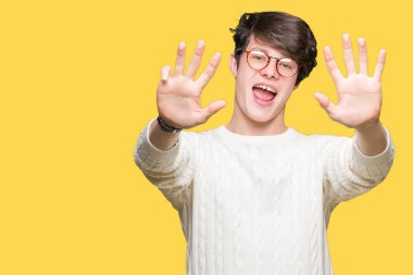 Gösterilen arka plan üzerinde gözlük takan genç yakışıklı adam izole ve parmakları ile işaret kendinden emin ve mutlu gülümseyerek süre 8 numaralı.