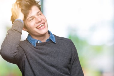 Genç yakışıklı zarif adam el jest yukarıya ile kendine güvenen dokunaklı saç gülümseyerek, çekici poz izole arka plan üzerinde