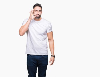 Beyaz yalıtılmış arka plan ağzı üzerine beyaz tişört giyen yakışıklı bir adam ve parmaklarıyla fermuar gibi kapalı dudaklar. Gizli ve sessiz, tabu konuşması