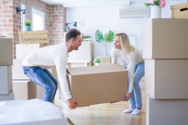 Genç güzel çift yeni evde karton kutular hareketli