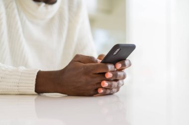 Smarpthone kullanarak Afrika adam elinde yakın çekim