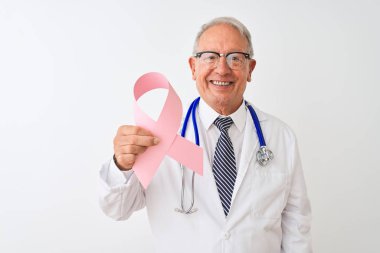 Yaşlı, gri saçlı doktor elinde kanser kurdelası olan mutlu bir yüzü olan, kendine güvenen, dişlerini gösteren gülümseyen bir adam.