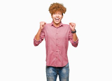 Afro saçlı genç yakışıklı iş adamı şaşırmış kutluyor ve kollarını kaldırdı ve gözleri açık başarı için şaşırttı. Kazanan kavramı.