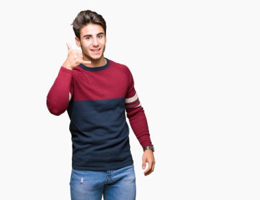 Yakışıklı delikanlı yapıyor gülümseyen izole arka plan üzerinde telefon hareketi ile el ve parmak telefonda konuşuyor gibi. Kavramları iletişim.