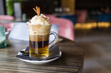 İrlandalı kahve krem restoranda, yakın çekim