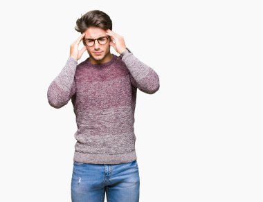 Çünkü üzerinde gözlük takan genç yakışıklı adam arka plan baş baş ağrısı için el ile izole stres. Migren muzdarip.