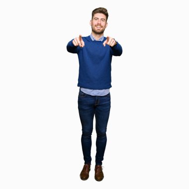 Genç yakışıklı bussines size işaret ve kamera ile parmak pozitif ve neşeli gülümseyen, dostum