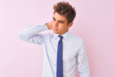 Genç yakışıklı işadamı gömlek ve kravat izole pembe arka plan üzerinde ayakta boyun ağrısı yaralanma acı, el ile boyun dokunmadan, kas ağrısı giyiyor