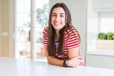 Güzel genç esmer kadın yüz gösteren büyük bir gülümseme ile kamera bakıyor neşeli gülümseyen