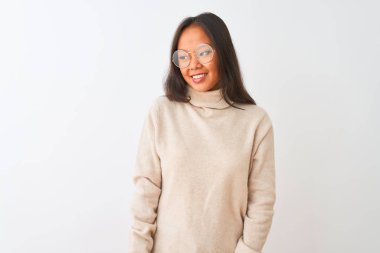 Balıkçı yaka kazak ve gözlük takan genç Çinli bir kadın izole edilmiş beyaz arka planda, yüzünde gülümseme, doğal bir ifade ile diğer tarafa bakıyor. Kendinden emin gülen.