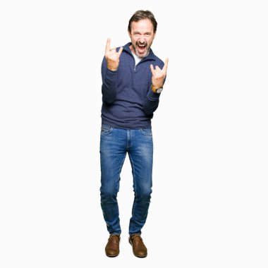 Orta yaş yakışıklı adam deli ifade rock simge elle yapıyor ile bağırarak bir kazak giyiyor. Müzik yıldızı. Ağır kavramı.