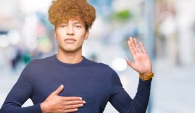 Afro saçlı Genç yakışıklı adam göğüs ve bir sadakat sözü yemin yapma avuç, el ile küfür