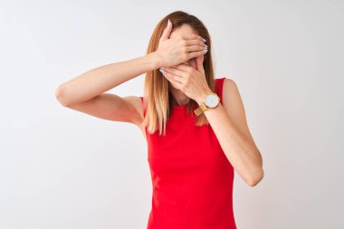 Kırmızılı iş kadını zarif kırmızı elbiseler giyer. İzole edilmiş beyaz arka plan üzerinde durur. Gözleri ve ağzı kapalı, şaşırmış ve şokta. Duygularını gizliyor.