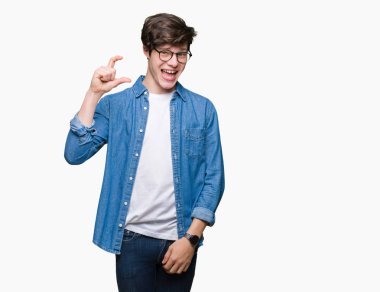 İzole arka plan gülümseyen ve süre seyir ve kamera boyutu işaret parmaklarıyla yapıyor el ile kendinden emin eller üzerinde gözlük takan yakışıklı delikanlı. Ölçü kavramı.