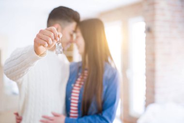 Genç Asya çift tutan Keys bu yeni ev, gülümseyen mutlu ve heyecanlı Moving için bir yeni daire