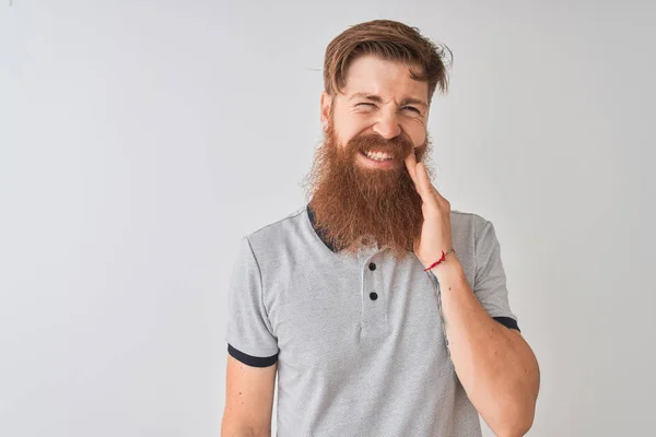 年轻红头发的爱尔兰男子 头戴灰色马球 站在孤立的白色背景上 手牵着嘴 因牙痛或牙齿疾病而有痛苦的表情 牙科医生的概念 — 图库照片