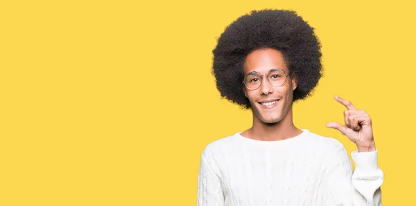 Jovem Americano Africano Com Cabelo Afro Usando Óculos Sorrindo Gestos — Fotografia de Stock
