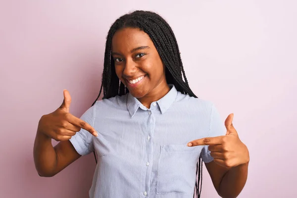 Jovem Afro Americana Vestindo Camisa Listrada Sobre Fundo Rosa Isolado — Fotografia de Stock