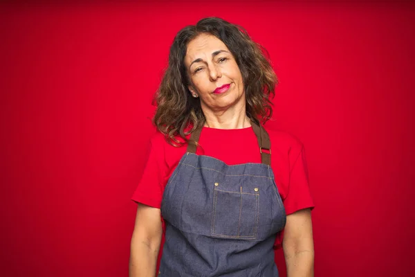 Middelbare Leeftijd Senior Vrouw Dragen Schort Uniform Rood Geïsoleerde Achtergrond — Stockfoto