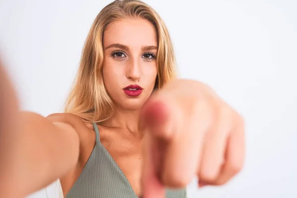 Ung Vacker Kvinna Bär Shirt Gör Selfie Med Kamera Över — Stockfoto