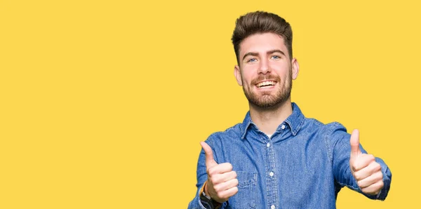 Joven Hombre Guapo Rubio Con Camisa Vaquera Casual Aprobando Hacer — Foto de Stock