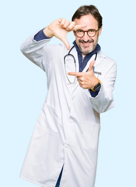 Bello Uomo Medico Mezza Età Che Indossa Cappotto Medico Sorridente — Foto Stock