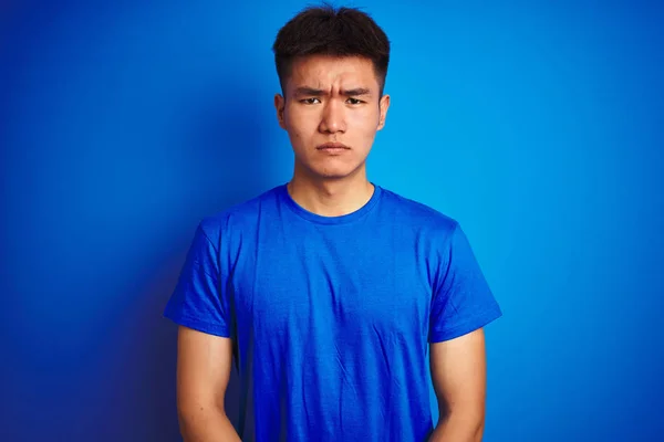 Joven Asiático Chino Hombre Usando Camiseta Pie Sobre Fondo Azul — Foto de Stock