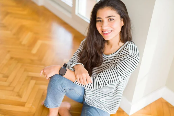 Hermosa Mujer Morena Sonriendo Alegre Con Una Gran Sonrisa Mirando —  Fotos de Stock