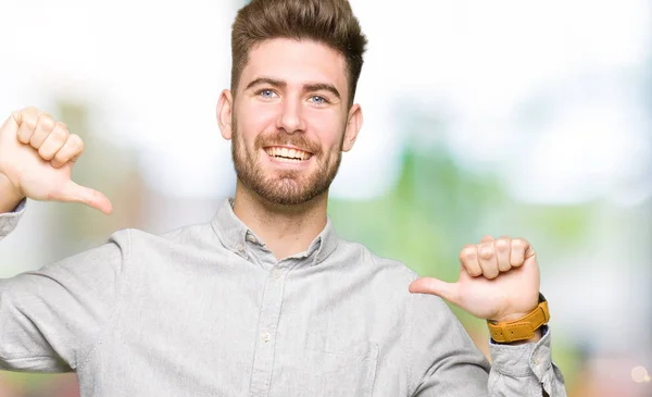 Jonge Knappe Man Draagt Casual Shirt Kijken Zelfverzekerd Met Glimlach — Stockfoto