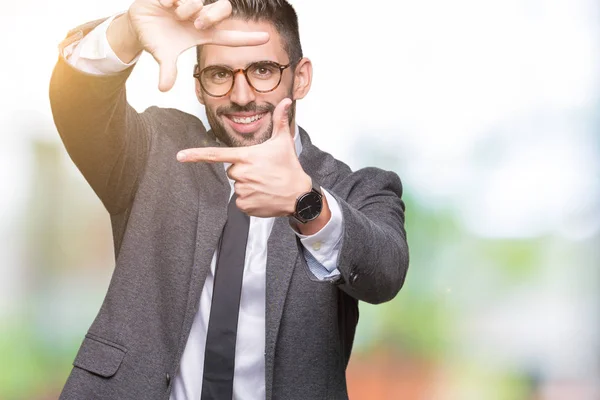 Jovem Homem Negócios Bonito Sobre Fundo Isolado Sorrindo Fazendo Quadro — Fotografia de Stock