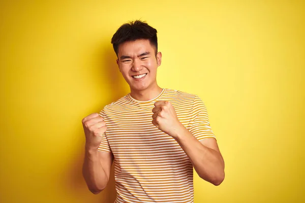 Mladý Asijský Číňan Tričku Stojící Nad Izolovaným Žlutým Pozadím Velmi — Stock fotografie