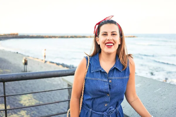 Wanita Cantik Tersenyum Bahagia Menikmati Liburan Musim Panas Pantai — Stok Foto