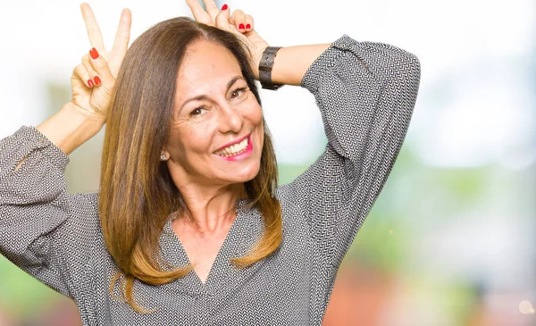 Mooie Middelbare Leeftijd Zakelijke Vrouw Poseren Grappig Gek Met Vingers — Stockfoto